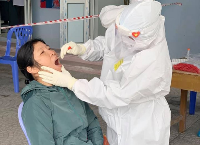Cán bộ y bác sỹ Trung tâm y tế Hoài Đức tiến hành triển khai lấy mẫu xét nghiệm phát hiện nhiễm SARS-CoV-2 cho các trường hợp đến, đi và về từ tỉnh Hải Dương. Ảnh: TTYT Hoài Đức.