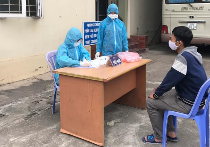 TTYT Hoài Đức triển khai lấy mẫu xét nghiệm phát hiện nhiễm SARS-CoV-2 cho các trường hợp đi về từ địa điểm có nguy cơ cao. Ảnh: TTYT Hoài Đức.