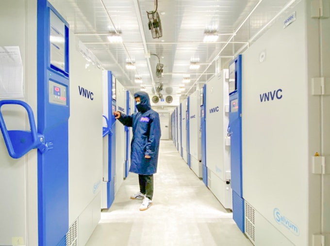 Hệ thống tiêm chủng VNVC là đơn vị duy nhất ở Việt Nam có 3 kho lạnh âm sâu đến -86 độ C, đạt chuẩn GSP, sẵn sàng nhập khẩu và bảo quản vaccine Covid-19 cần bảo quản âm sâu. Ảnh: VNVC.