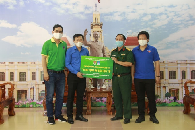 PVFCCo trao tặng vật tư y tế cho khu cách ly - Bệnh viện dã chiến Củ chi năm 2020.