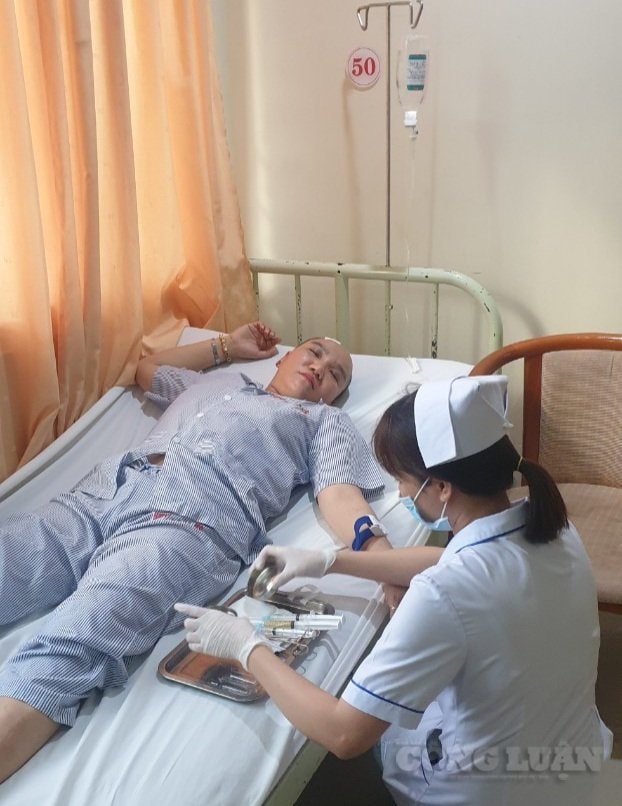 Bà Trần Thị Ngọc Nữ đang cấp cứu tại bệnh viện.
