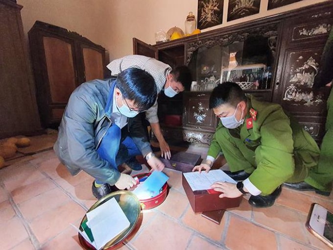Cơ quan chức năng tiến hành khám xét nơi ở của bị can Hoàng Hồng Quang.