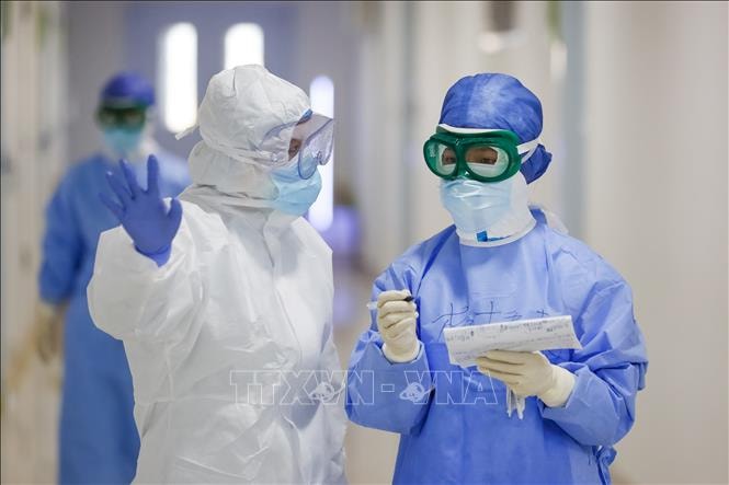 Các y tá trao đổi công việc tại bệnh viện ở Vũ Hán, tỉnh Hồ Bắc, Trung Quốc ngày 18/3. Ảnh: THX/TTXVN