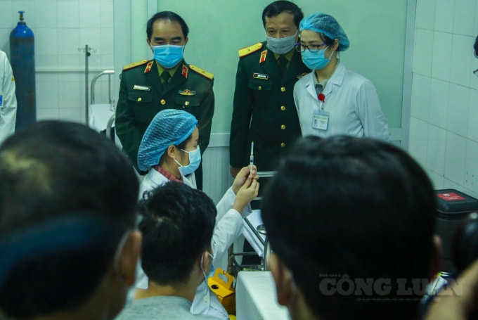 Tiêm vắc-xin sẽ giúp tạo ra miễn dịch cộng đồng, rút ngắn thời gian dập dịch Covid-19.