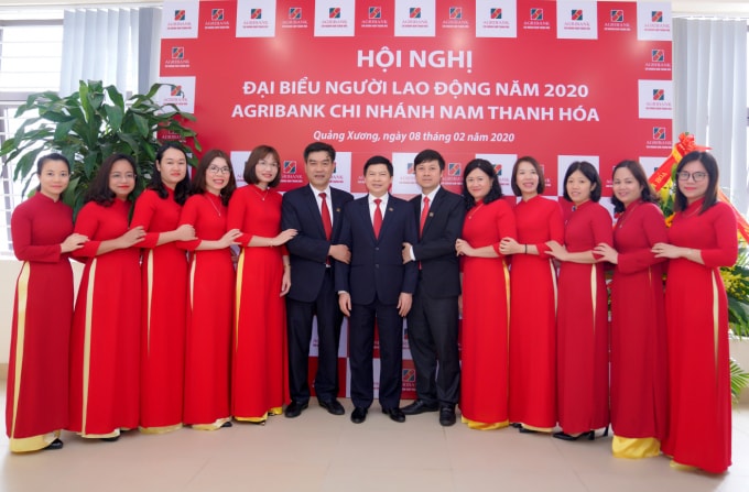 Lãnh đạo Agribank Nam Thanh Hóa chụp ảnh lưu niệm tại Hội nghị Đại biểu người lao động năm 2020.