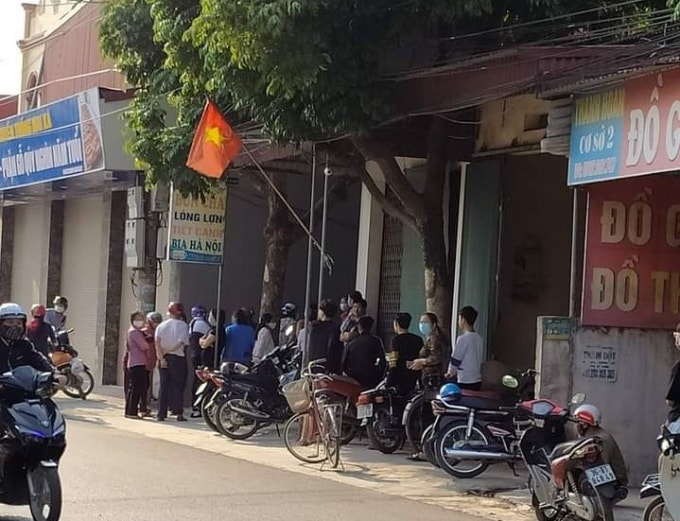 Rất đông người dân hiếu kỳ có mặt tại hiện trường nơi xảy ra sự việc.