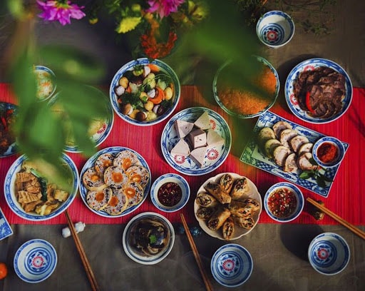 Mâm cỗ mặn với đầy đủ các món thể hiện tấm lòng thành kính, biết ơn gia tiên và gửi lời cầu mong một năm mới trọn vẹn, an lành.