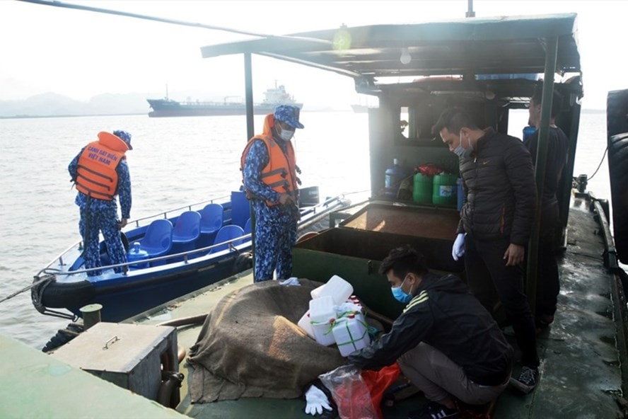 Lực lượng cảnh sát biển vùng I bắt giữ lô dầu không nguồn gốc trên biển Hải Phòng. Ảnh: laodong.vn