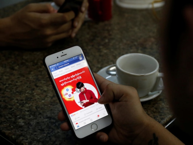 Một người dùng Facebook ở Myanmar. Ảnh: AFP