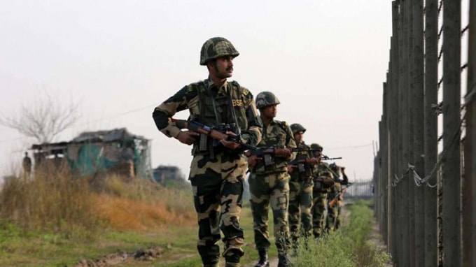 Ấn Độ và Pakistan đồng ý ngừng bắn ở khu vực biên giới Kashmir tranh chấp - Ảnh: AFP