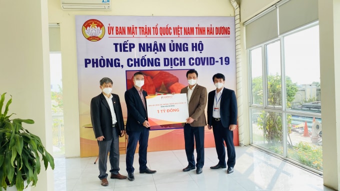 Ông Nguyễn Công Hoan – Phó Tổng giám đốc Flamingo Holding Group đại diện Tập đoàn trao tặng 1 tỷ VNĐ ủng hộ Hải Dương chống dịch Covid-19.
