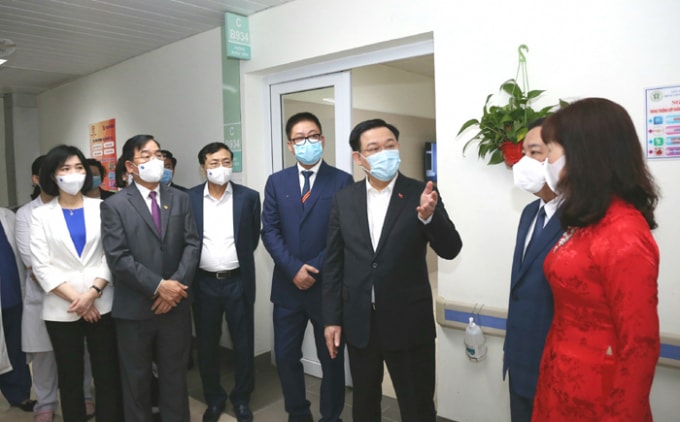 Bí thư Thành ủy Vương Đình Huệ kiểm tra công tác phòng, chống dịch Covid-19 tại Bệnh viện Thanh Nhàn
