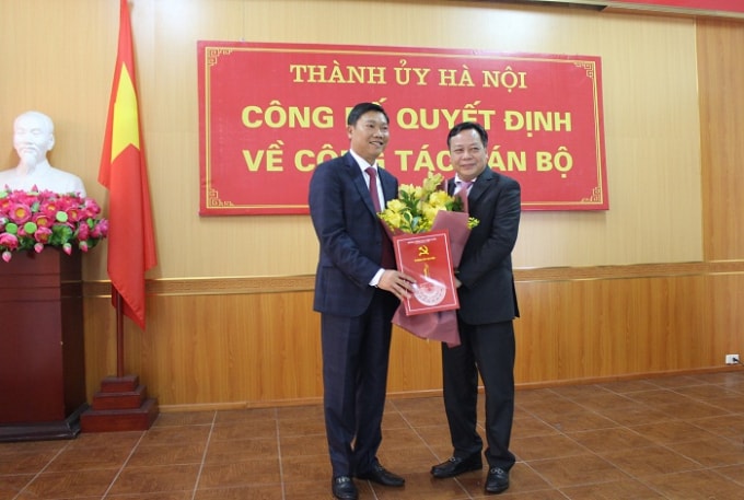 Phó Bí thư Thành ủy Nguyễn Văn Phong trao quyết định cho đồng chí Đỗ Anh Tuấn