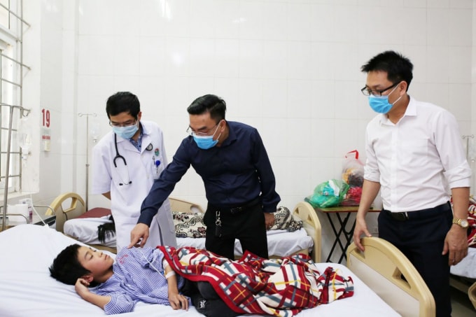 Lãnh đạo Sở Y tế tỉnh Hà Tĩnh đến kiểm tra sức khỏe, động viên, thăm hỏi bệnh nhân