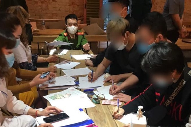 Cơ quan chức năng xử lý vi phạm. Ảnh Công an cung cấp.