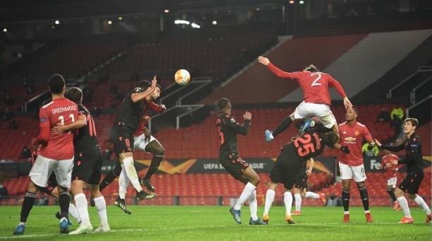 Lindelof có pha phạm lỗi khiến bàn thắng của Tuanzebe bị từ chối. Ảnh: internet