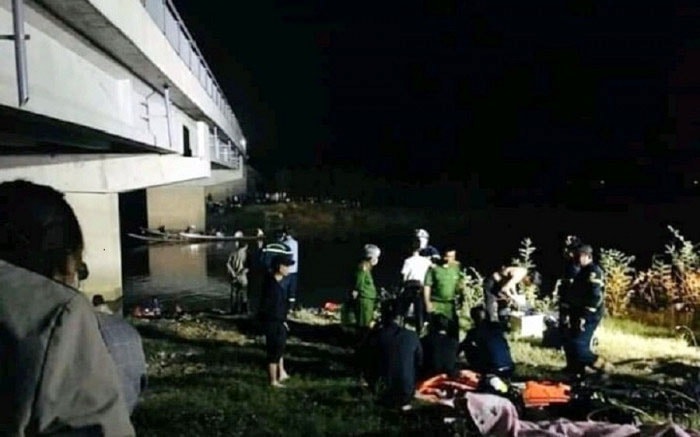 Lực lượng chức năng tìm thấy thi thể nạn nhân. Ảnh: Zingnews.vn
