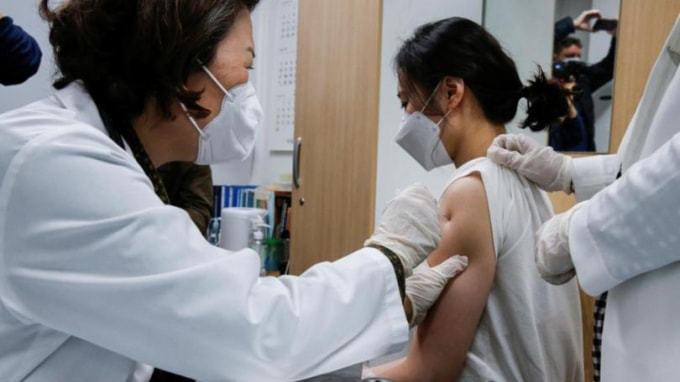 Một nhân viên y tế được tiêm phòng vắc xin COVID-19. Ảnh: Reuters