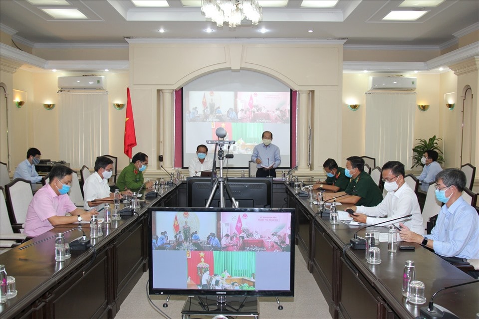 Quang cảnh cuộc họp khẩn cấp sau khi phát hiện ca dương tính Covid-19 từ người nhập cảnh trái phép. Ảnh: laodong.vn