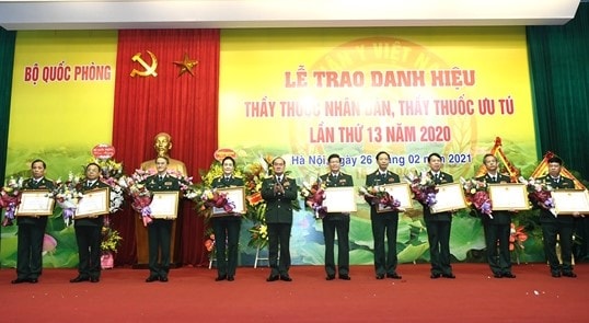 Thay mặt lãnh đạo Bộ Quốc phòng, Thượng tướng Trần Đơn trao bằng chứng nhận danh hiệu Thầy thuốc Nhân dân, Thầy thuốc Ưu tú cho các bác sĩ quân y