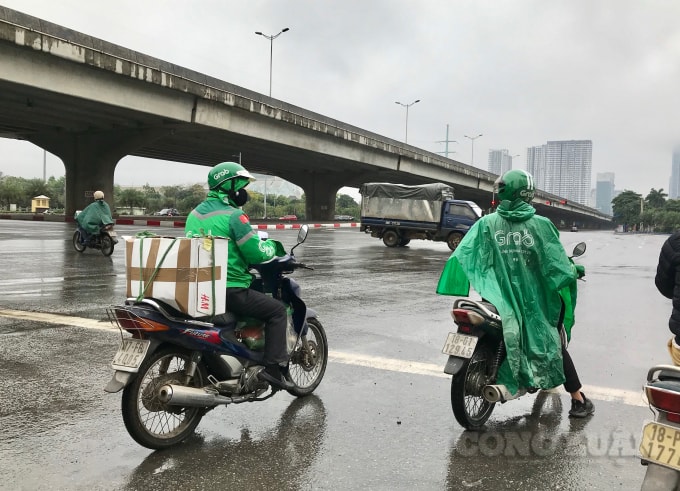 Dịch bệnh Covid-19 bất ngờ bùng phát trở lại vào đúng thời gian cao điểm Tết Nguyên đán Tân Sửu 2021 khiến cánh tài xế công nghệ, shipper càng thêm khó khăn, chật vật mưu sinh