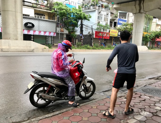 Những shipper (nhân viên giao hàng) cũng gặp muôn vàn khó khăn giữa đại dịch Covid-19