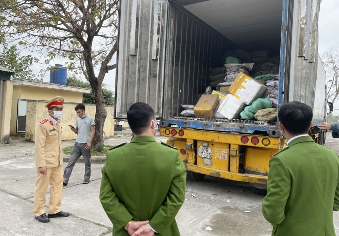 Tổ công tác kiểm tra số thực phẩm bẩn thu giữ