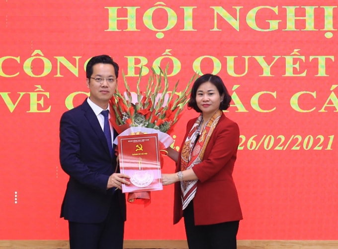 Phó Bí thư Thường trực Thành ủy Nguyễn Thị Tuyến trao Quyết định và tặng hoa chúc mừng ông Vũ Đăng Định