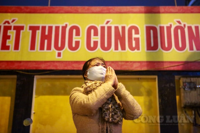 Vào 20h, tiếng nhạc, tiếng tụng kinh hành lễ chính thức từ bên trong chùa. Người dân đứng vái vọng từ bên ngoài hướng vào chùa Phúc Khánh.