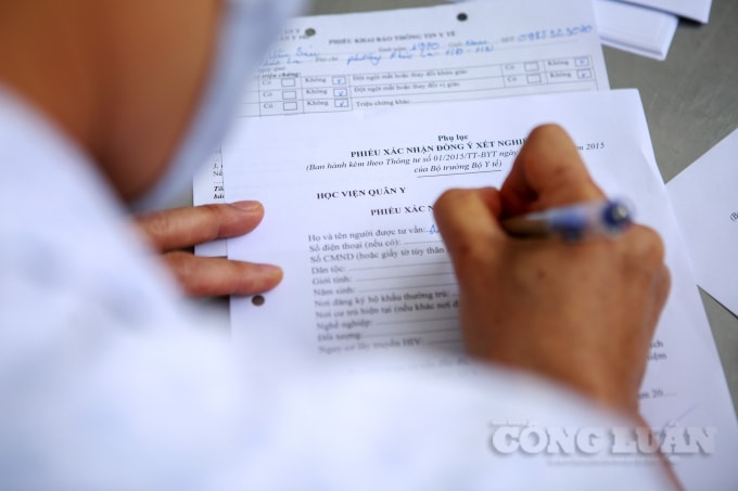“Trong nhóm thử nghiệm giai đoạn 2 có người trên 60 tuổi và có bệnh nền. Do vậy, chúng tôi sẵn sàng cho mọi tình huống, luôn đặt tính an toàn lên cao, bảo vệ tính mạng cho các tình nguyện viên”, GS Đỗ Quyết cho biết.