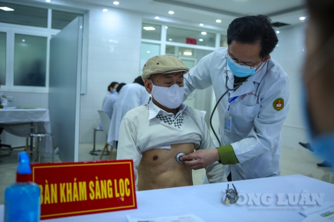 Nhiều người lớn tuổi được kiểm tra cận thận.