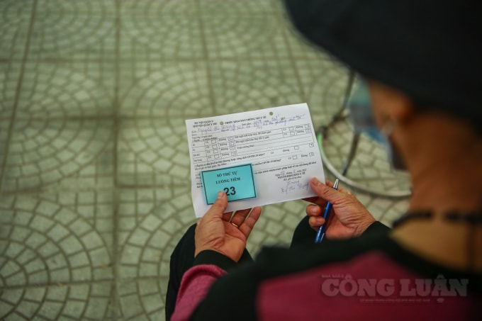 Đã trải qua lần xét nghiệm trước đó và đủ tiêu chuẩn để tiêm, cô Nguyễn Thị Trọng (62 tuổi, Mễ Trì, Nam Từ Liêm, Hà Nội) cầm trên tay số thứ tự luồng tiêm, nói: “Lần trước kiểm tra có khoảng 60 người thì chỉ được có 2 trường hợp trong đó có tôi là người lớn tuổi đủ điều kiện được tiêm thôi đó.”