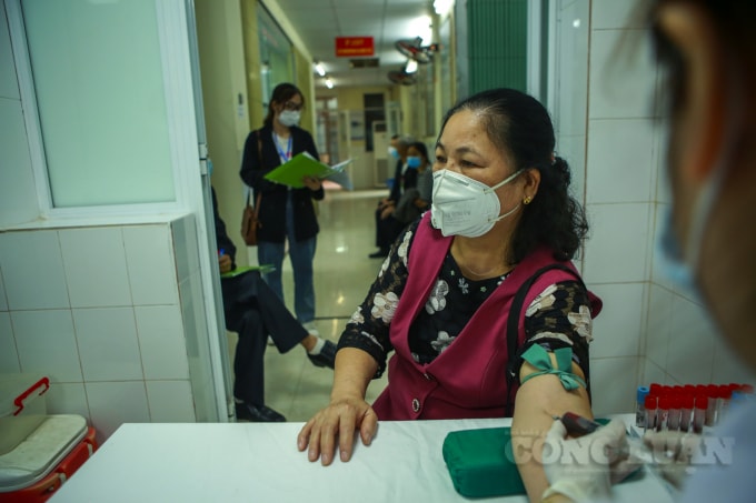 Trước khi tiêm thử vaccine ngừa Covid-19 Nano Covax giai đoạn 2, 35 tình nguyện viên đầu tiên (trong tổng số 280-300 người tiêm tại điểm cầu Học viện Quân y) được kiểm tra sức khỏe, khám sàng lọc, khai thác kỹ tiền sử dị ứng, lấy máu xét nghiệm, điện tim, chụp X-quang… đảm bảo đủ tiêu chuẩn sức khoẻ trước khi tiêm thử.