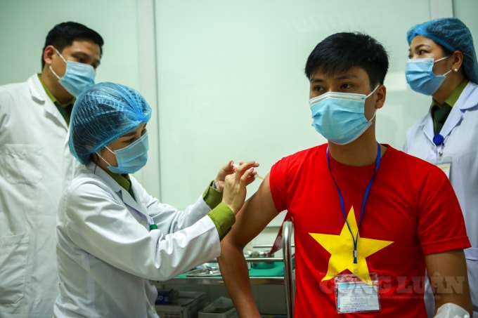 Trong giai đoạn 2, các tình nguyện viên chỉ phải ở lại theo dõi 60 phút sau tiêm thay vì 3 ngày như giai đoạn 1.