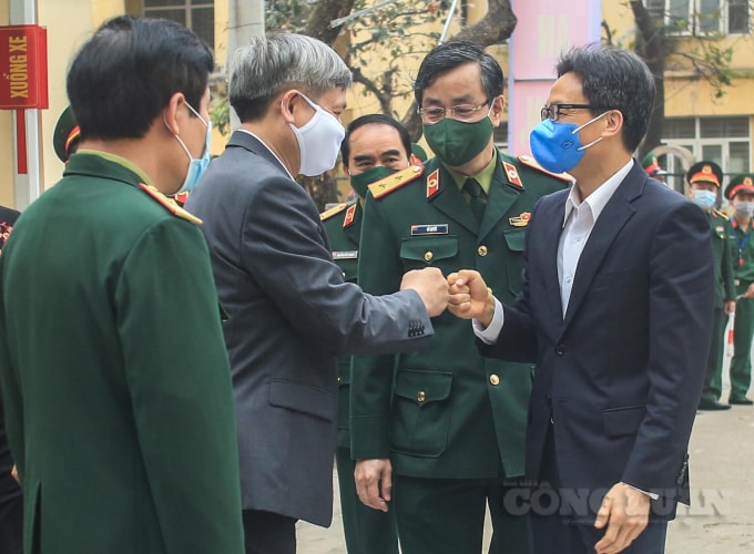 Phó Thủ tướng Chính phủ Vũ Đức Đam, Trưởng Ban Chỉ đạo Quốc gia phòng, chống dịch COVID-19 cũng đã đến thăm, động viên các tình nguyện viên và lực lượng tham gia nghiên cứu vaccine.