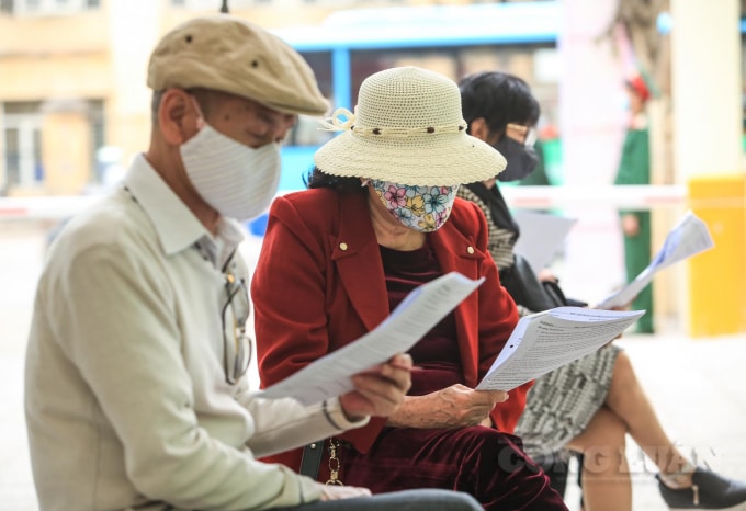 Đặc biệt lần này có rất nhiều người cao tuổi đến đây, mọi người đọc kỹ các thông tin.