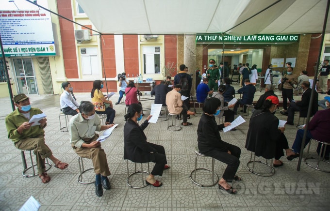 Sáng nay (26/2) tại Học viện Quân y (Bộ Quốc phòng) đã tiếp tục tiêm thử nghiệm vaccine ngừa Covid-19 Nano Covax giai đoạn 2 cho 35 tình nguyện viên đầu tiên.