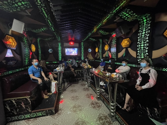 Quán karaoke hoạt động bất chấp lệnh cấm (ảnh CAQN)