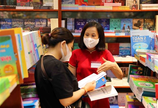 Chủ trương xã hội hóa sách giáo khoa đang mang đến nhiều điểm tích cực tuy nhiên cũng có nhiều vấn đề phát sinh như giá sách tăng, nhiều điểm chưa đạt yêu cầu (ảnh nguồn internet)
