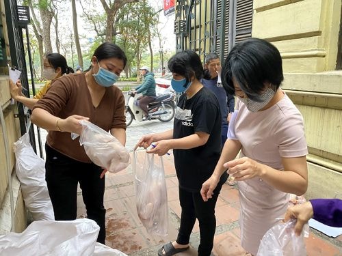 Báo Hànôịmới nhiệt tình mua gà và các mặt hàng nông sản tỉnh Hải Dương.