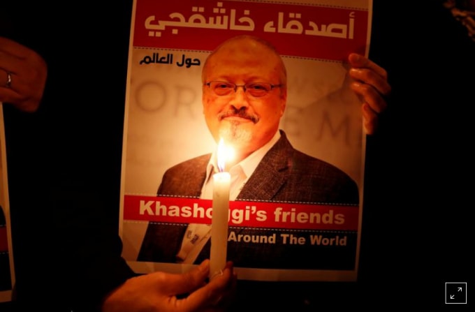Một người biểu tình cầm một tấm áp phích có hình nhà báo Ả Rập Xê Út Jamal Khashoggi bên ngoài lãnh sự quán Ả Rập Xê Út ở Istanbul, Thổ Nhĩ Kỳ ngày 25 tháng 10 năm 2018. Ảnh: REUTERS