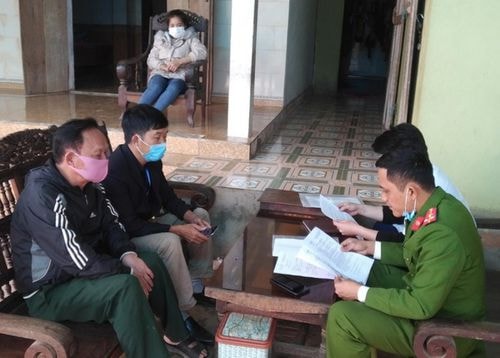 Lực lượng chức năng lập biên bản sự việc. (Ảnh: VOV)