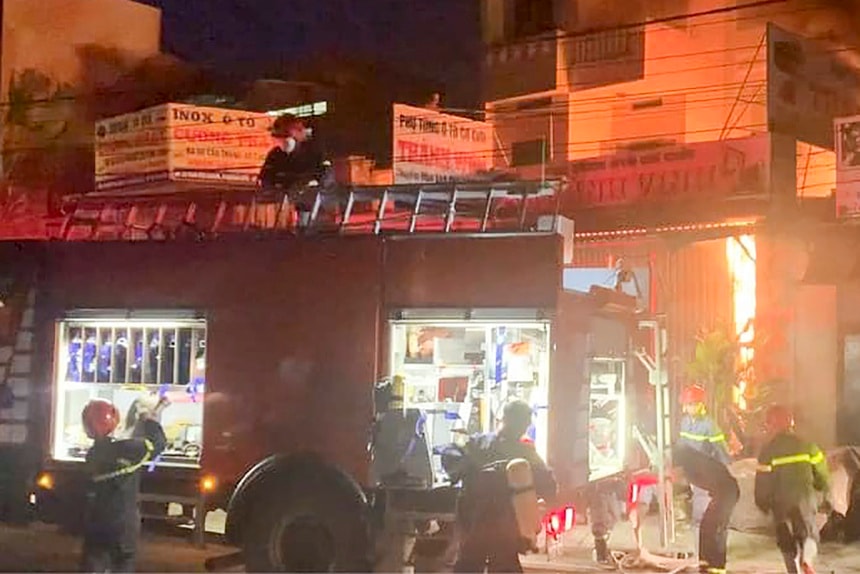 Cảnh sát Phòng cháy chữ cháy tiến hành giải cứu cha con ông Vinh. Ảnh: Zingnews.vn
