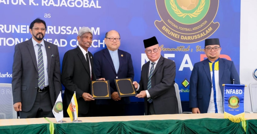 Huấn luyện viên Rajagobal dẫn dắt ĐT Brunei. Ảnh: internet