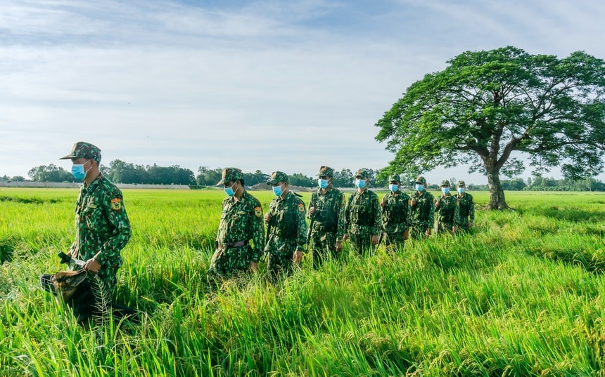 Bộ đội biên phòng An Giang tuần tra dọc tuyến biên giới. Ảnh: Zingnews.vn