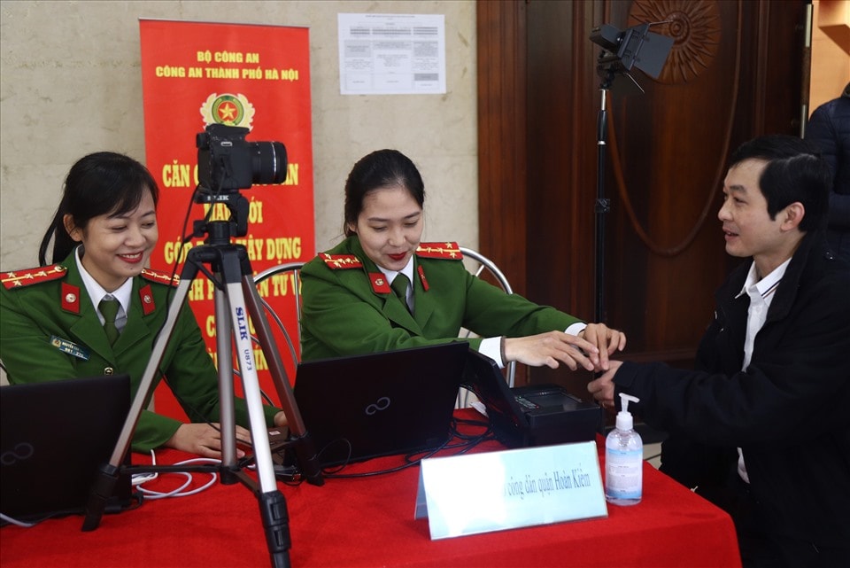 Người dân Hà Nội đi làm thẻ căn cước công dân gắn chip. Ảnh: TL