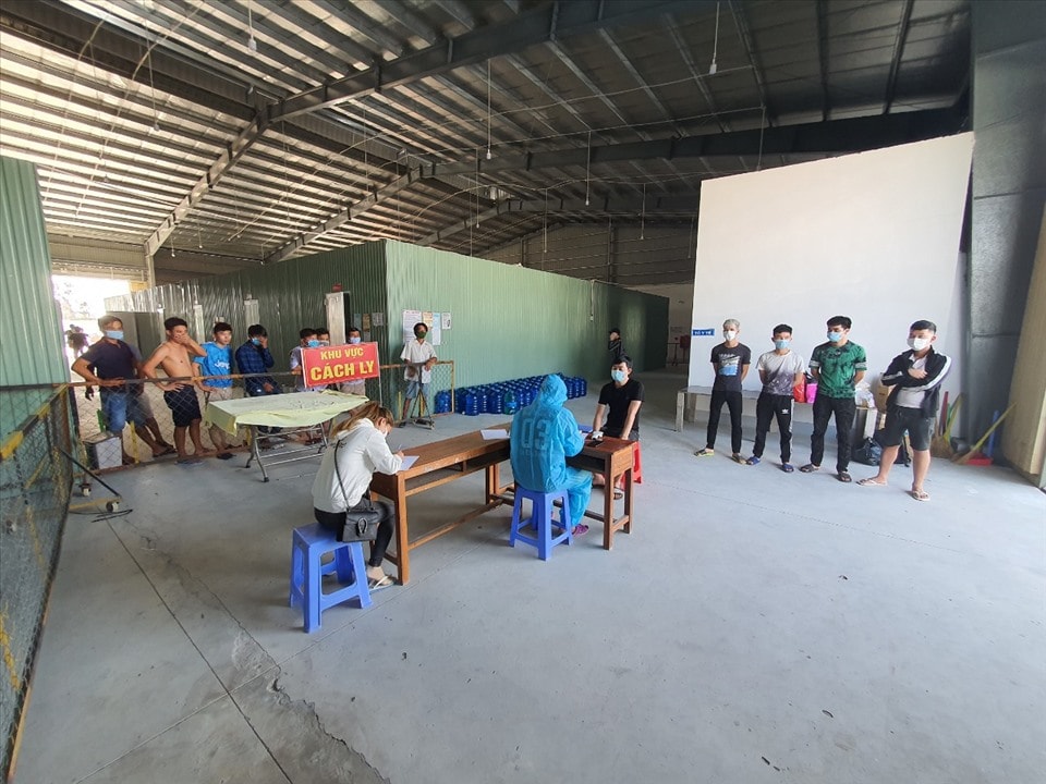 Lực lượng chức năng đang kiểm tra y tế tại khu cách ly tập trung TP. Hà Tiên. Ảnh: TL