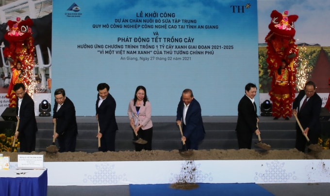 Phó Thủ tướng Thường trực Trương Hòa Bình cùng các đại biểu thực hiện nghi thức khởi công dự án.