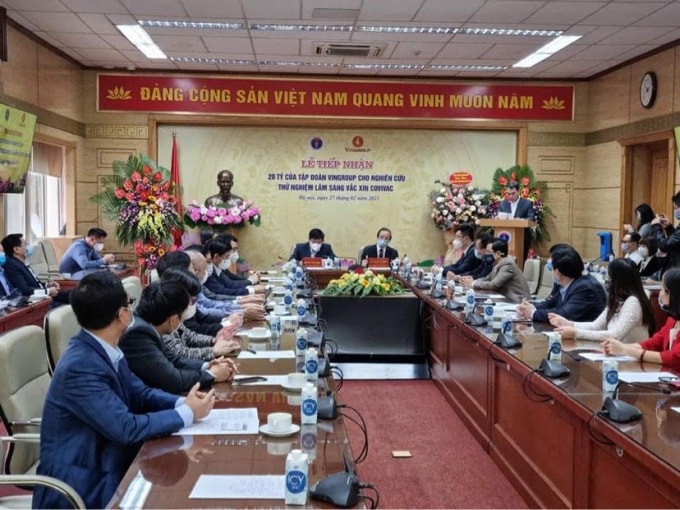 Tại buổi tiếp nhận, Bộ trưởng Bộ Y tế Nguyễn Thanh Long tin tưởng, tiến tới Việt Nam sớm hoàn toàn tự chủ nguồn vaccine.
