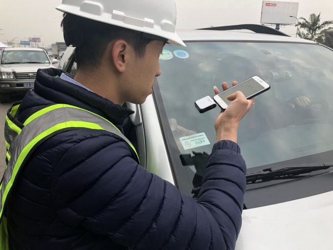 Thống kê của Cục Đăng kiểm Việt Nam trong 2 tháng đầu năm 2021, số lượng xe ô tô được gắn thẻ trả phí đường bộ tự động không dừng đạt gần 137.300 phương tiện. Ảnh minh họa